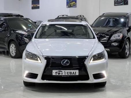 Lexus LS 600 hl в автосалоне dubai