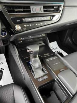 Lexus ES300h full options 2022 год в Наличии