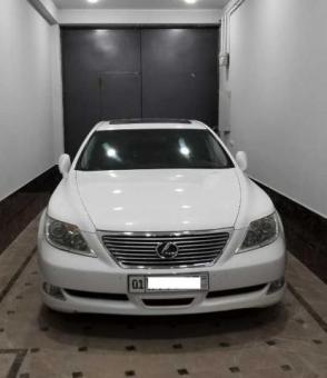 Lexus LS 460L белый