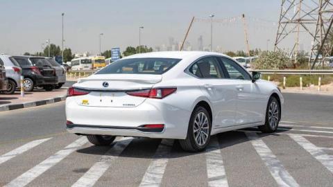 Lexus ES 300H Hybrid 2022 год