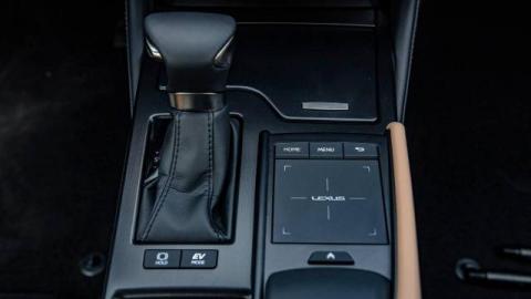 Lexus ES 300H Hybrid 2022 год