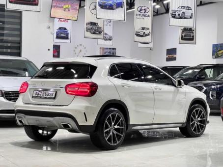 Mercedes Benz GLA-250 автосалон Dubai