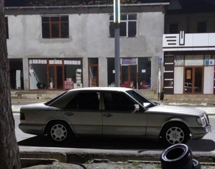 W124 E220 sotiladi.