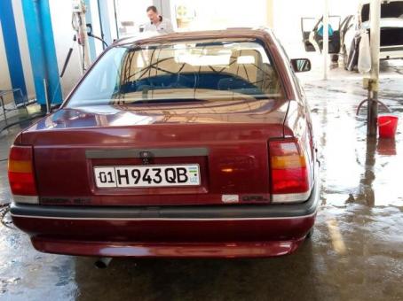 Avtomobil Opel 1990