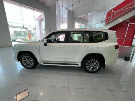 Toyota Land Cruiser 300 full options 2022 год