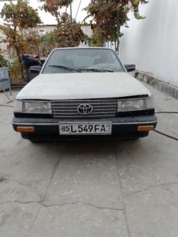 Toyota carina 2.  1988