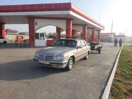 Volga Gaz 31105 sotiladi pritsep bilan