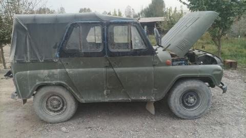 Uaz oʻrta matoʻr qiligan oldi orqa tortadi 21matoʻr  yili1989 gaz 2ta