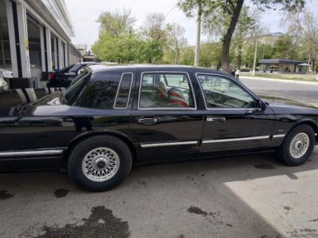 Lincoln town car